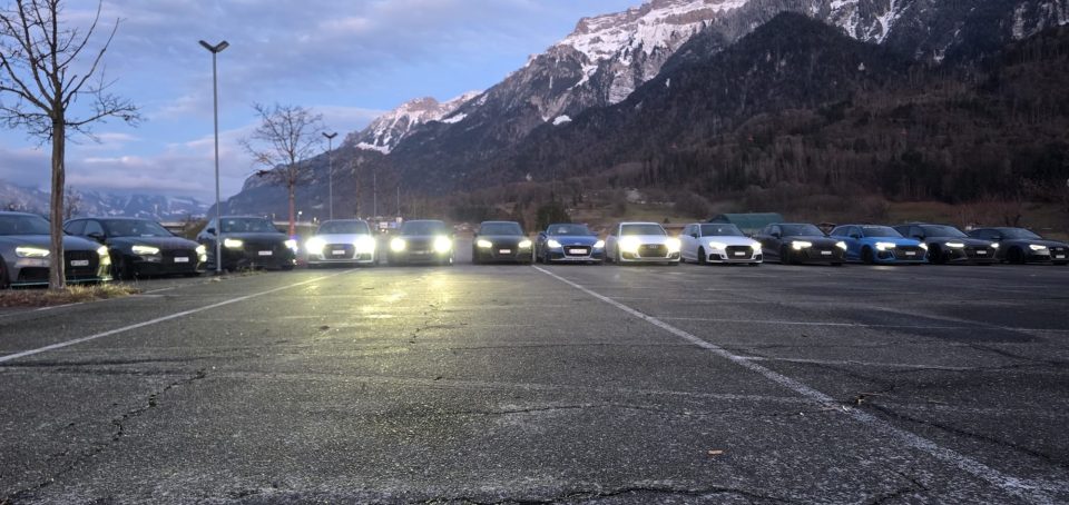 Alignement d'Audi RS face aux montagnes