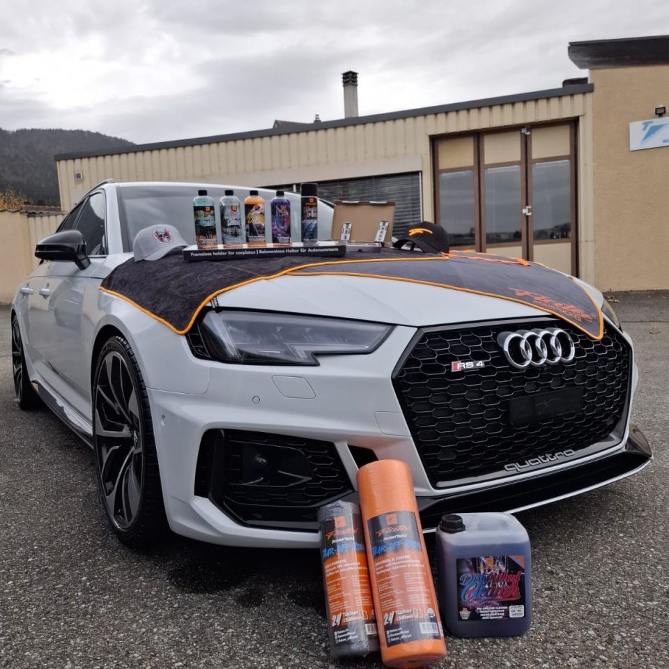 Produits Flatee devant une Audi RS blanche